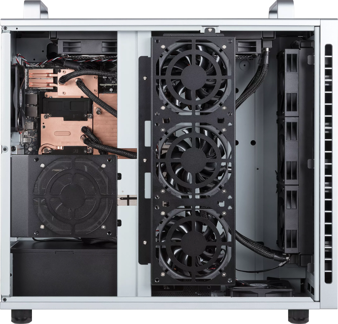 GWS-GB300AS の内部。コールドプレートから中央のラジエーターと3連ファンへ配管が伸びる